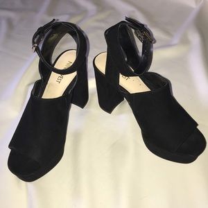 Nine West black platforms -size 5 1/2